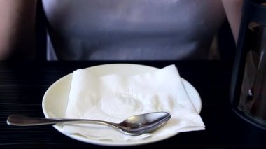 Elinde çay tutan bir kadın.