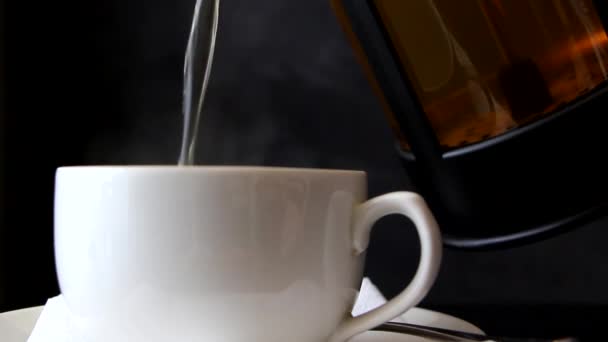 Té caliente se vierte en la taza de la tetera . — Vídeos de Stock