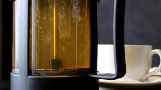 茶葉は沸騰した水で開示される — ストック動画