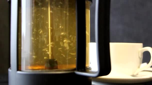 Çay yaprakları kaynar suda açıklanır — Stok video