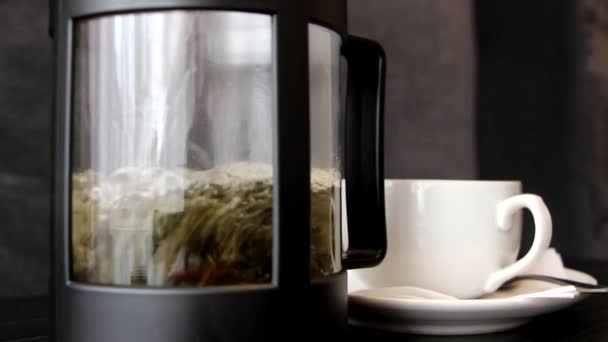 Tee in einer Teekanne aufbrühen. — Stockvideo