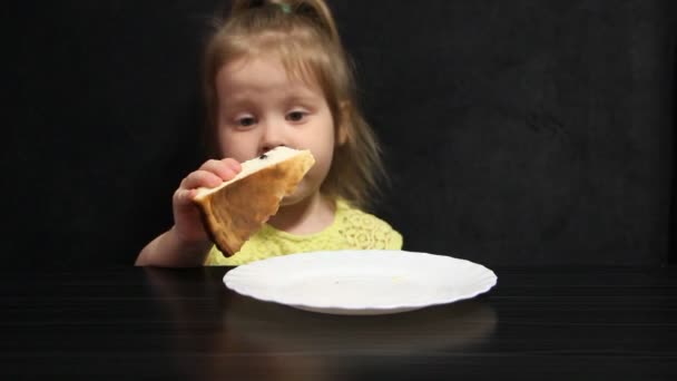 チーズケーキからレーズンを取り出す女性の手 — ストック動画