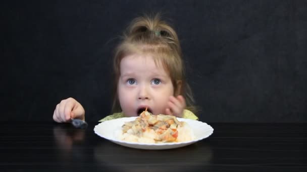 Little girl having toothache while eating — Stock Video