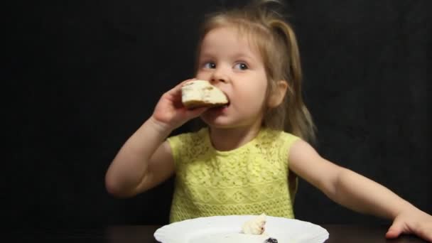 3 jaar oud meisje eten Cheesecake — Stockvideo