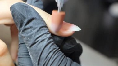 Manikürcü matkap makinesi ile tırnaketrafında kütikül ve deri parlatma olduğunu