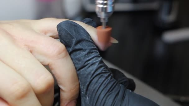 Manicurist is polijsten cuticula en huid rond nagels doorboor machine — Stockvideo