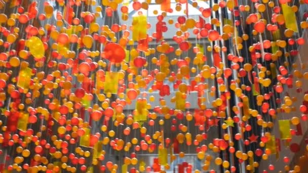 Colorful plastic balls hanging in the shopping center as a decoration — Stock Video