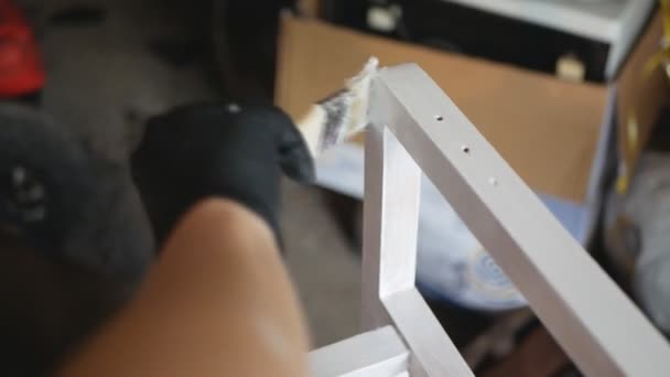 Iemand is schilderen met verfborstel houten deel van meubilair in witte kleur. Handgemaakte — Stockvideo