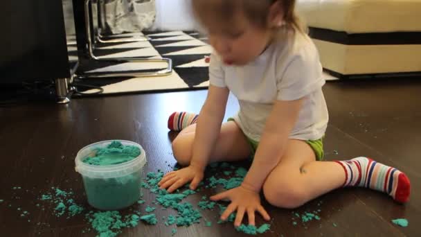 Bambino raccoglie sabbia cinetica nel vaso dopo la partita — Video Stock