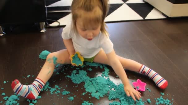 Bebé jugando con arena cinética en casa — Vídeos de Stock