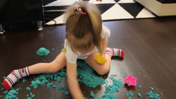 Bebé jugando con arena cinética en casa — Vídeo de stock