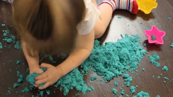 Baby spielt zuhause mit kinetischem Sand — Stockvideo