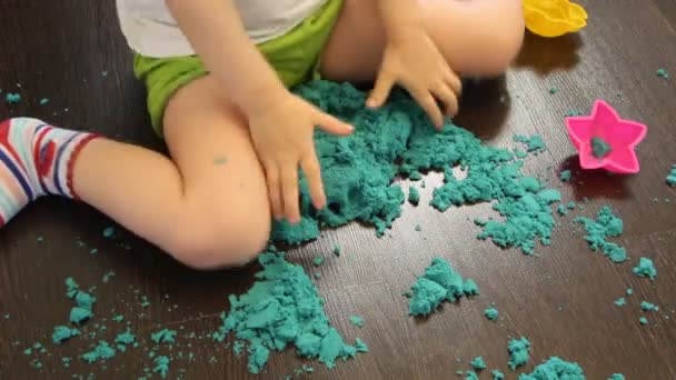 Μωρό παίζοντας με κινητική άμμο στο σπίτι — Αρχείο Βίντεο