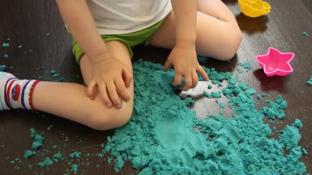 Baby playing with kinetic sand at home — Stock Video