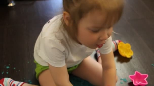 Bambino che gioca con sabbia cinetica a casa — Video Stock