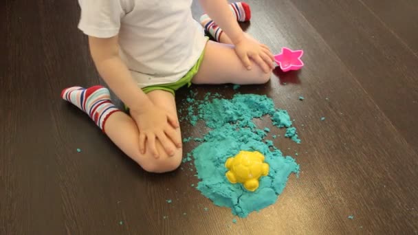 Child playing with kinetic sand at home — Stock Video