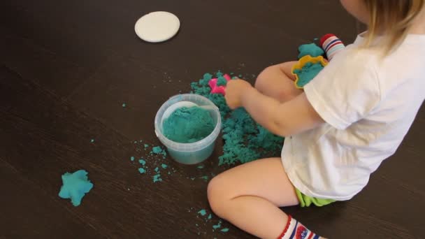 Child playing with kinetic sand at home — Stock Video