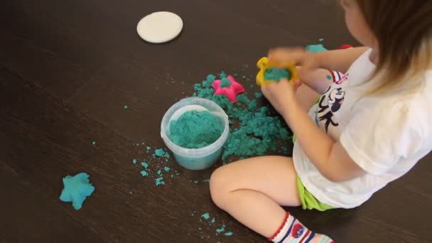 Dziecko bawią się z piaskiem kinetycznym w domu — Wideo stockowe