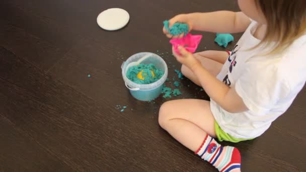 Ребенок играет с кинетическим песком дома — стоковое видео