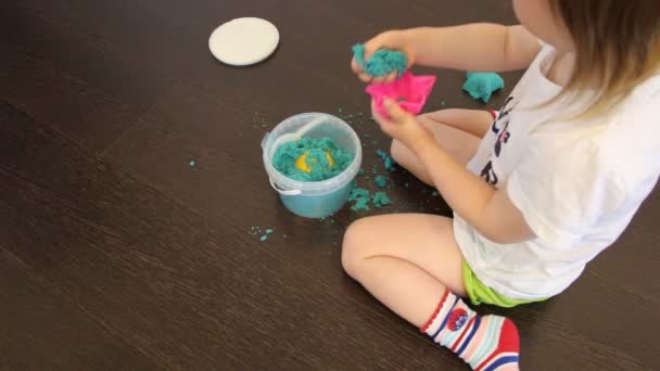 Enfant jouant avec le sable cinétique à la maison — Video