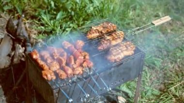 Izgarada sulu et pişiyor.