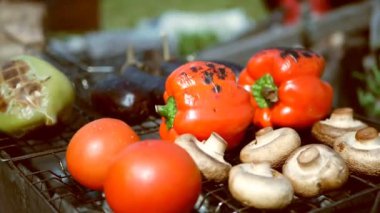 Sebze, domates, mantar, biber, patlıcan dışarıda ızgara.