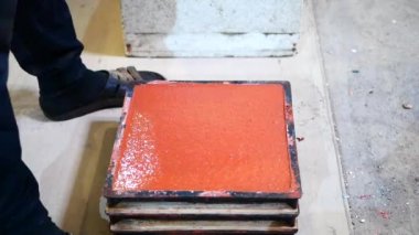 Kırmızı döşeme taşlarının üretimi. Mini fabrika. Ürünü kurutuyorum..
