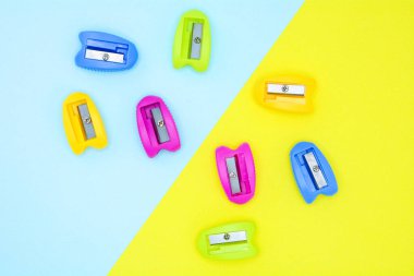 Plastik kalemtıraşlı renkli - arkaplan