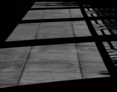 Odadaki mermer duvardaki cam pencerenin gölgesi - monokrom