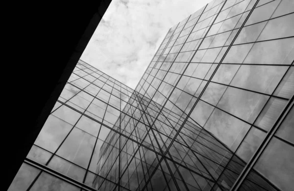 Felhőkarcolók Modern Üvegablakának Perspektívája Monokróm — Stock Fotó