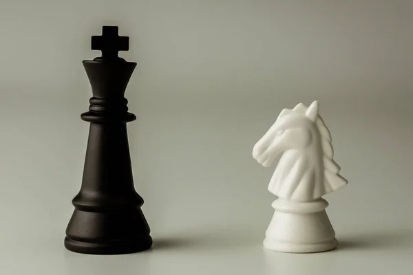 Άσπρο Άλογο Σκάκι Και Μαύρο Βασιλιά Σκακιέρα Συνάντηση Μια Σκακιέρα — Φωτογραφία Αρχείου