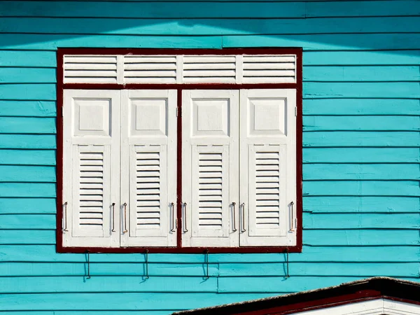 蓝色房子的白色木窗 — 图库照片