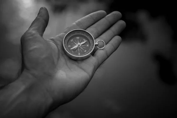 Kompass Der Hand Dunkles Konzept — Stockfoto