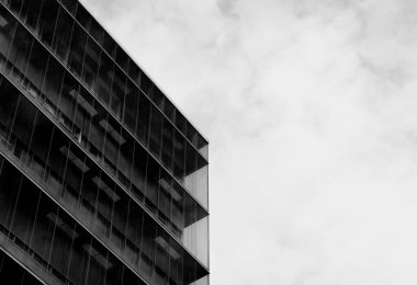 Gökdelenlerin modern cam penceresi - monokrom