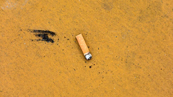 Toco Cigarro Chão Amarelo Sujo — Fotografia de Stock