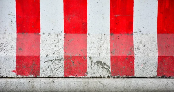 Kırmızı Beyaz Beton Bariyerler Yolu Kapatıyor Yakın Plan — Stok fotoğraf