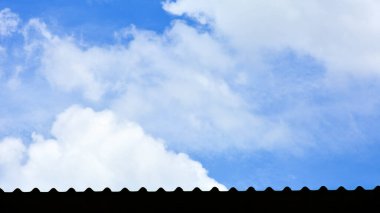 Mavi gökyüzündeki eski çatının silueti