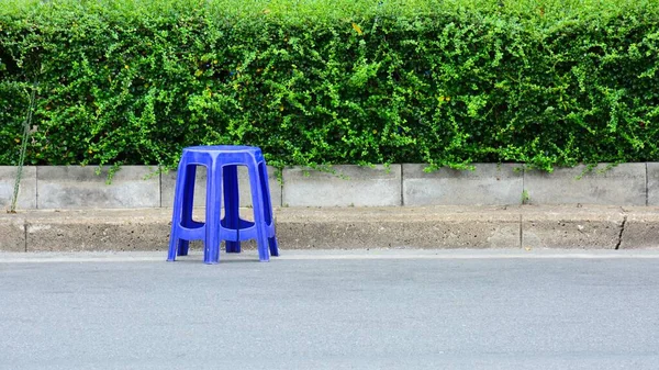 Azul Danificar Cadeira Plástico Rua Asfalto — Fotografia de Stock