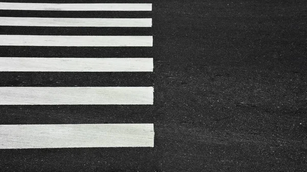 アスファルトの道路上のZebraの横断歩道 クローズアップ背景 — ストック写真