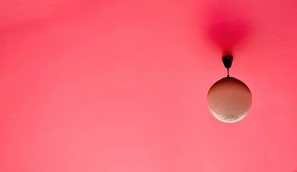 Lampa Hängande Från Det Rosa Taket — Stockfoto