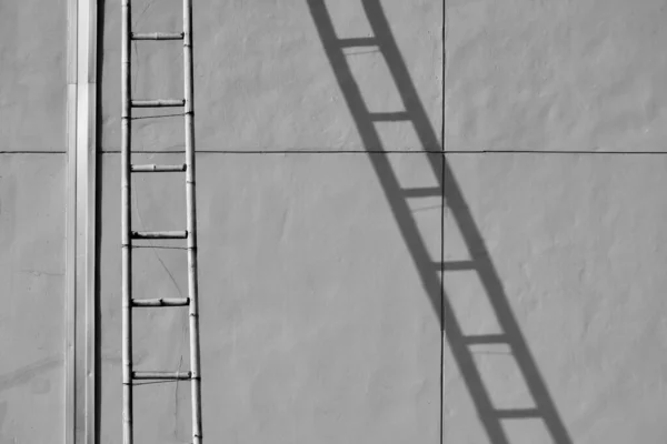 Σκάλα Μπαμπού Σκιά Στον Τοίχο Τσιμέντου — Φωτογραφία Αρχείου