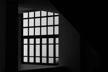 Camdan pencerenin silüeti - monokrom