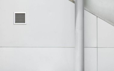 Beyaz beton duvarda havalandırma sistemi