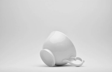 Beyaz arkaplanda beyaz seramik bardak