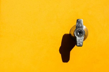 Sarı dolaba kilitlen. Yakın plan.