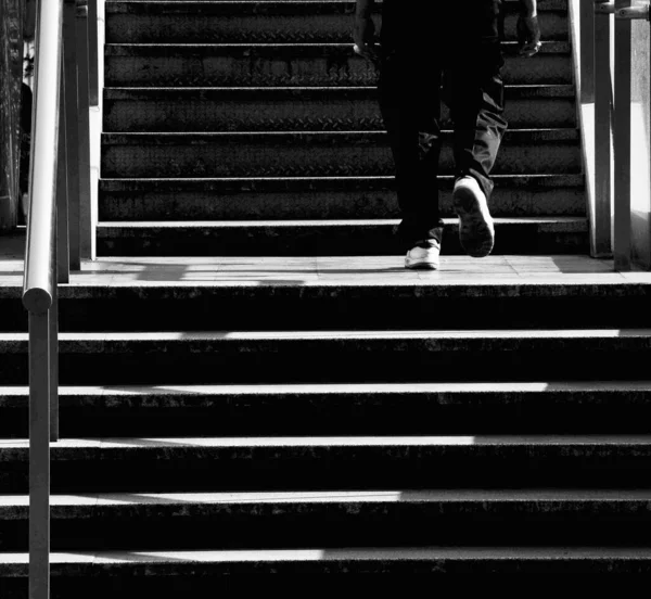 Hombre Sube Por Una Escalera Hormigón Ciudad Monocromo —  Fotos de Stock