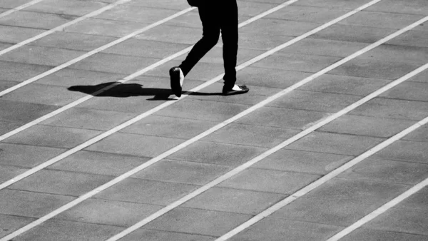 Señora Caminando Por Calle Urbano Monocromo — Foto de Stock