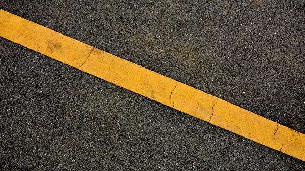 Żółta Linia Farb Czarnym Asfalcie Tło Transportu Kosmicznego — Zdjęcie stockowe