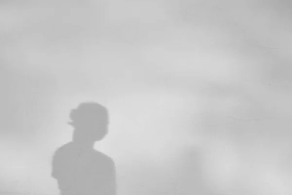 Schatten Eines Mädchens Auf Einer Weißen Betonwand — Stockfoto