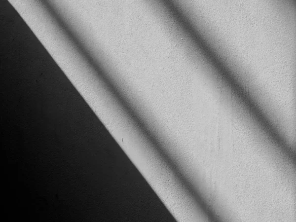 窓からの影の白い壁の抽象的な背景 — ストック写真